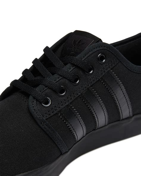 adidas skate schuhe schwarz|Adidas black skate shoes.